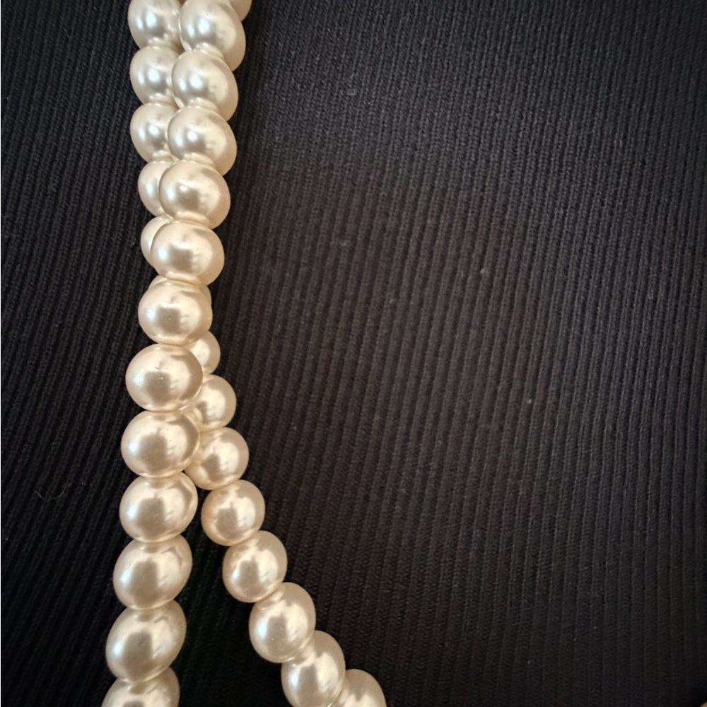 Elegant faux Pearl Necklace - Picture 3 of 4